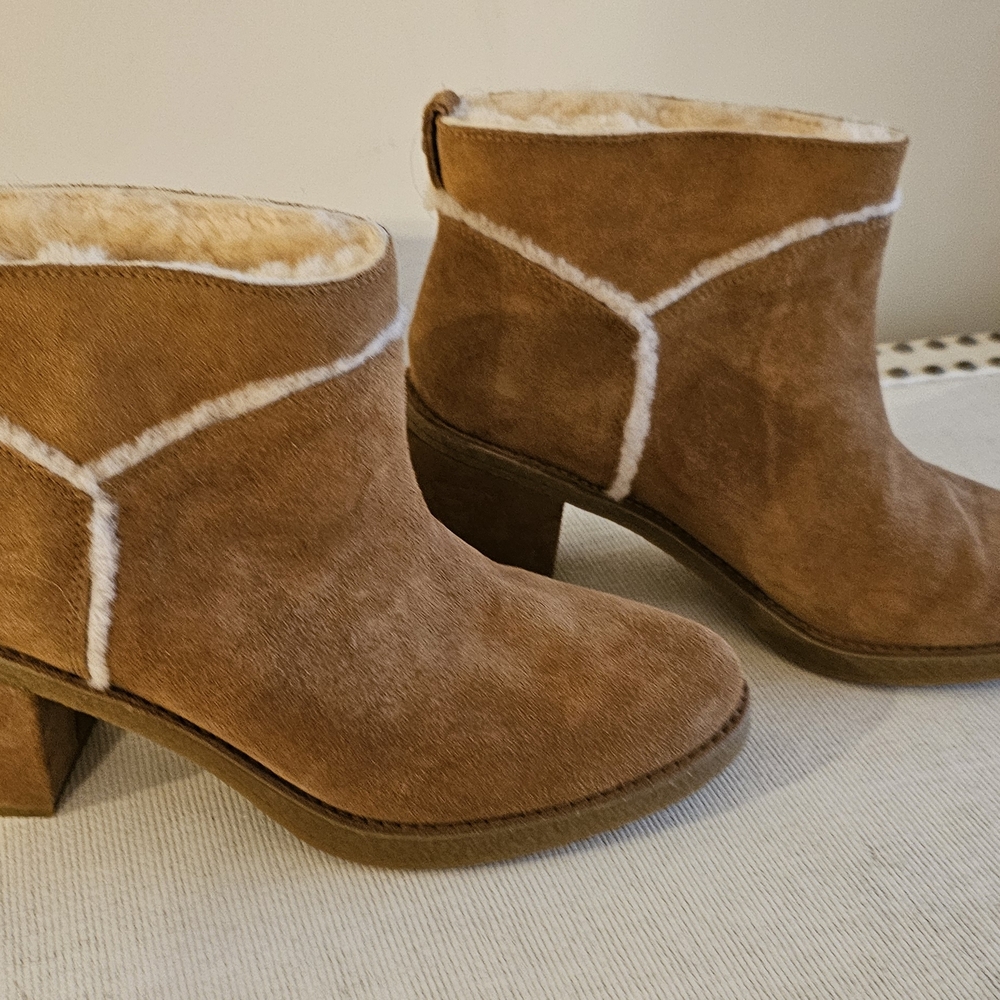 UGG Women's Tan Suede Ankle Boots. New! size 10/11